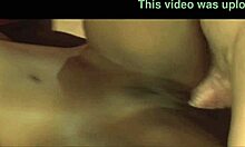 एक काली महिला अपने कोकेशियान पार्टनर के साथ घर में बने वीडियो में यौन गतिविधि में संलग्न होती है।