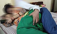एक गर्भवती सौतेली माँ और उसके कामुक सौतेले बेटे के बीच एक गर्म और गर्म मुठभेड़। बेडरूम में