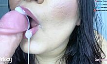 मुंह और स्तनों: एक श्यामला का मौखिक आनंद